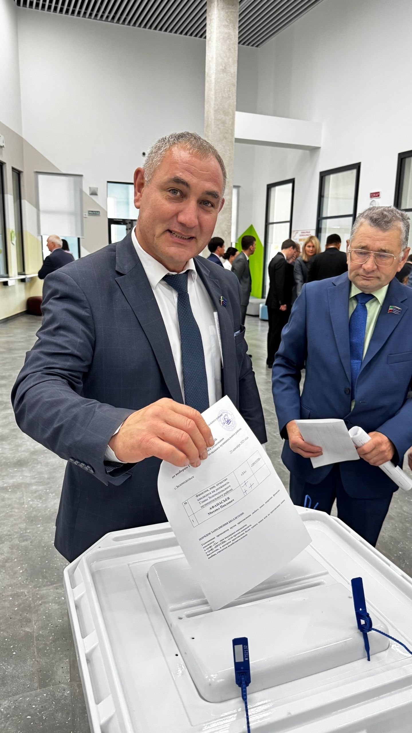 Марат Әхмәтов Яшел Үзән районы Советының беренче сессиясендә катнашты, анда башлык итеп Михаил Афанасьев сайланды