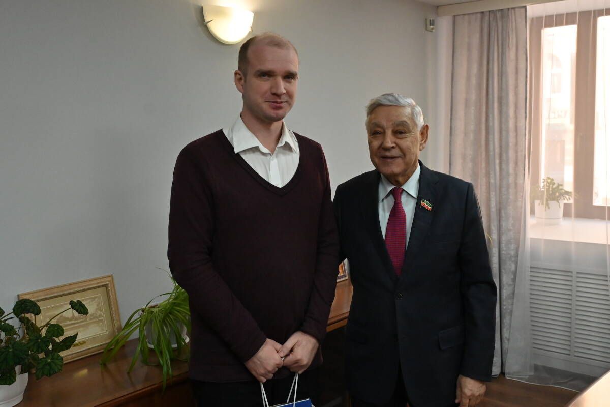 Казан егете Фәрит Мөхәммәтшинга бүләк ясаган