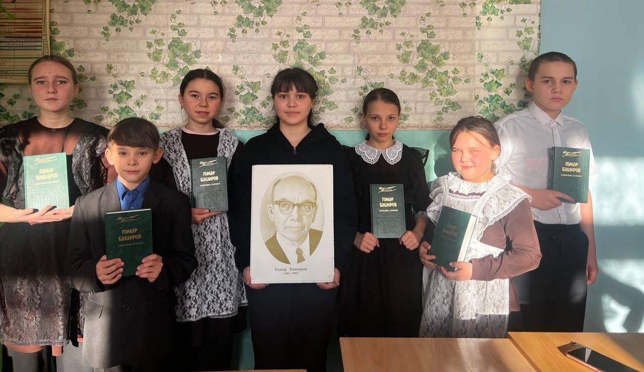 Акъегет мәктәбендә «Туган ягым - яшел бишек» дип исемләнгән китап күргәзмәсе оештырдылар