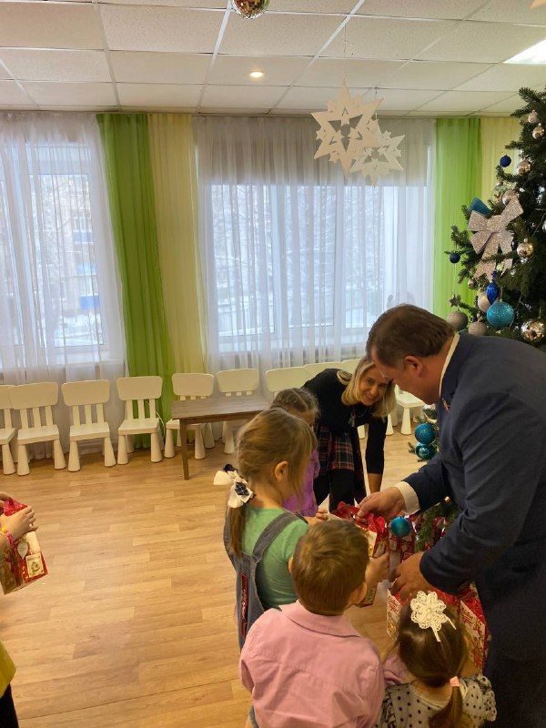 Дәүләт Советы депутаты Ренат Мистахов Яңа ел алдыннан «Гнездышко» приютында тәрбияләнүче балаларны котлады