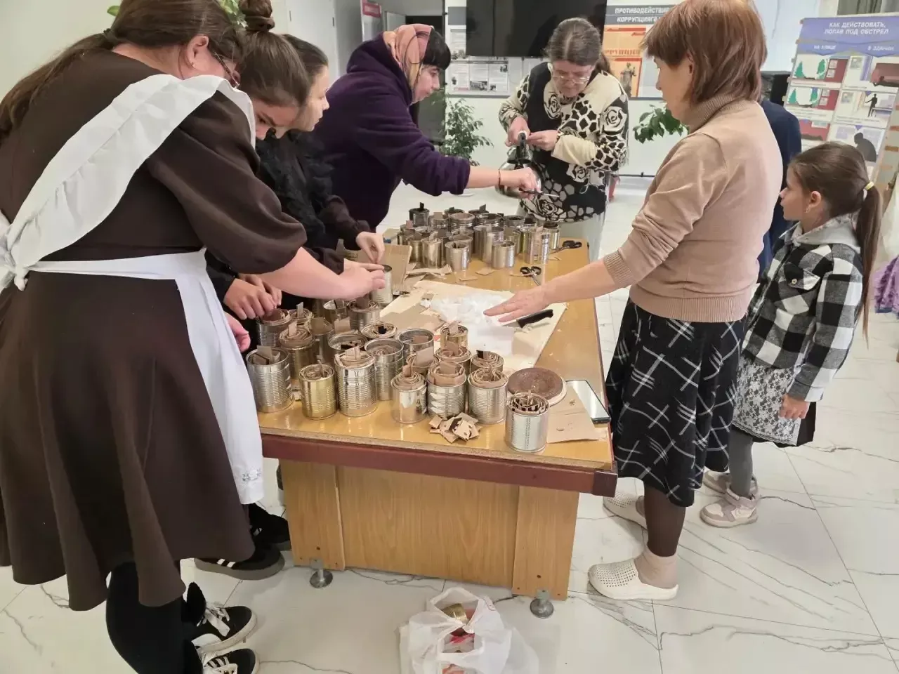 Бишнә мәдәният йортында МХО катнашучылары өчен окоп шәмнәре ясадылар