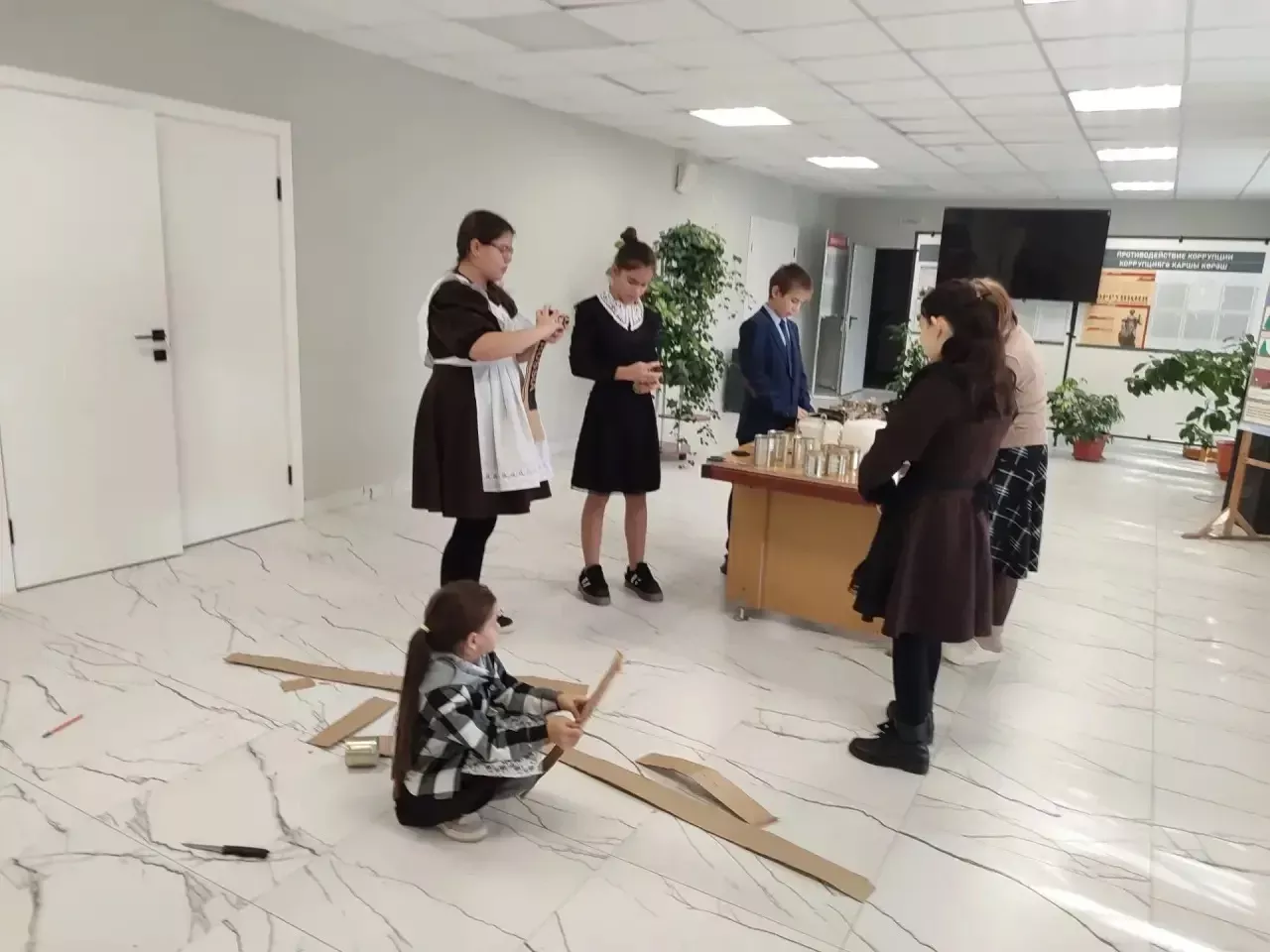 Бишнә мәдәният йортында МХО катнашучылары өчен окоп шәмнәре ясадылар