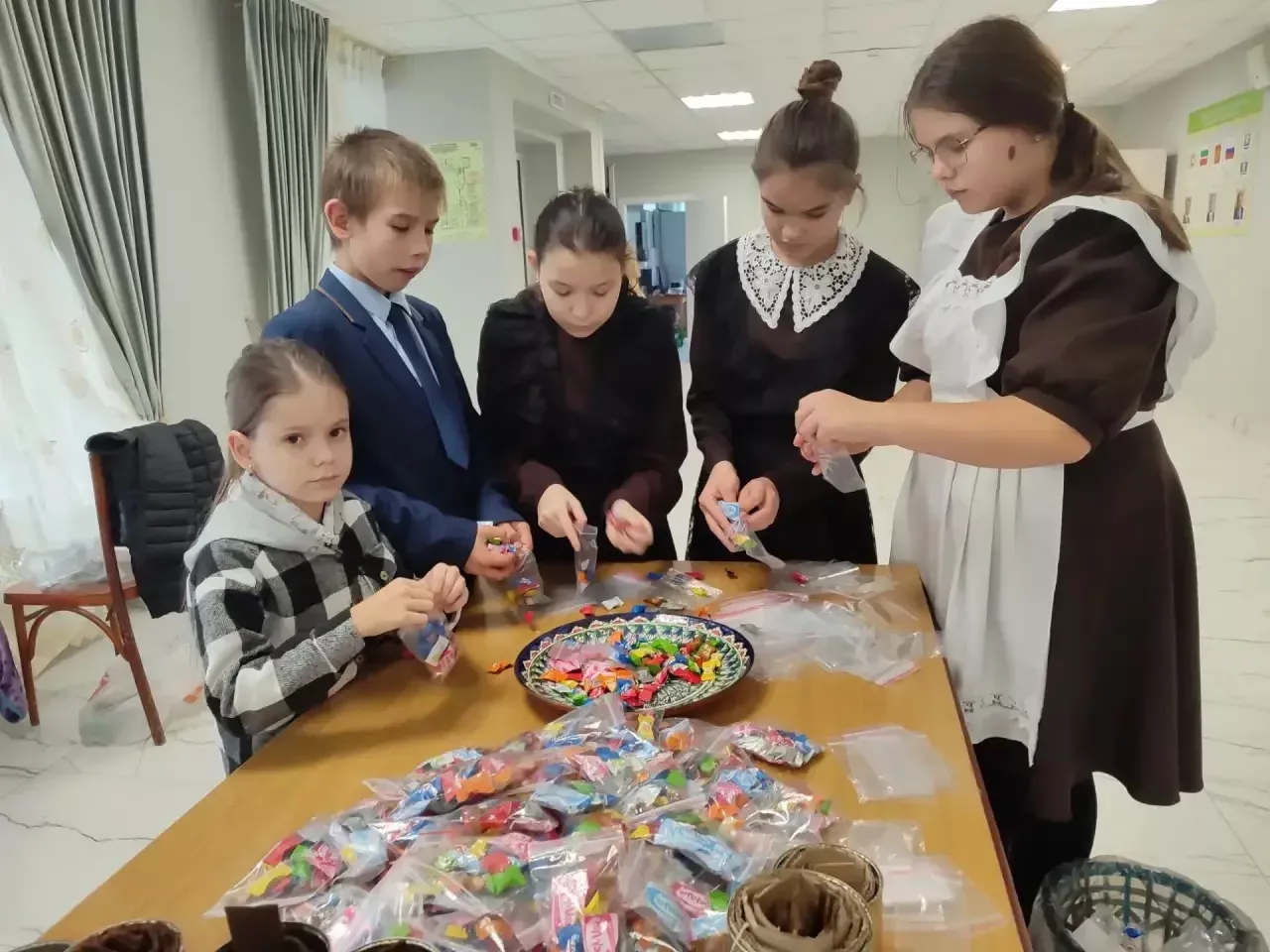 Бишнә мәдәният йортында МХО катнашучылары өчен окоп шәмнәре ясадылар