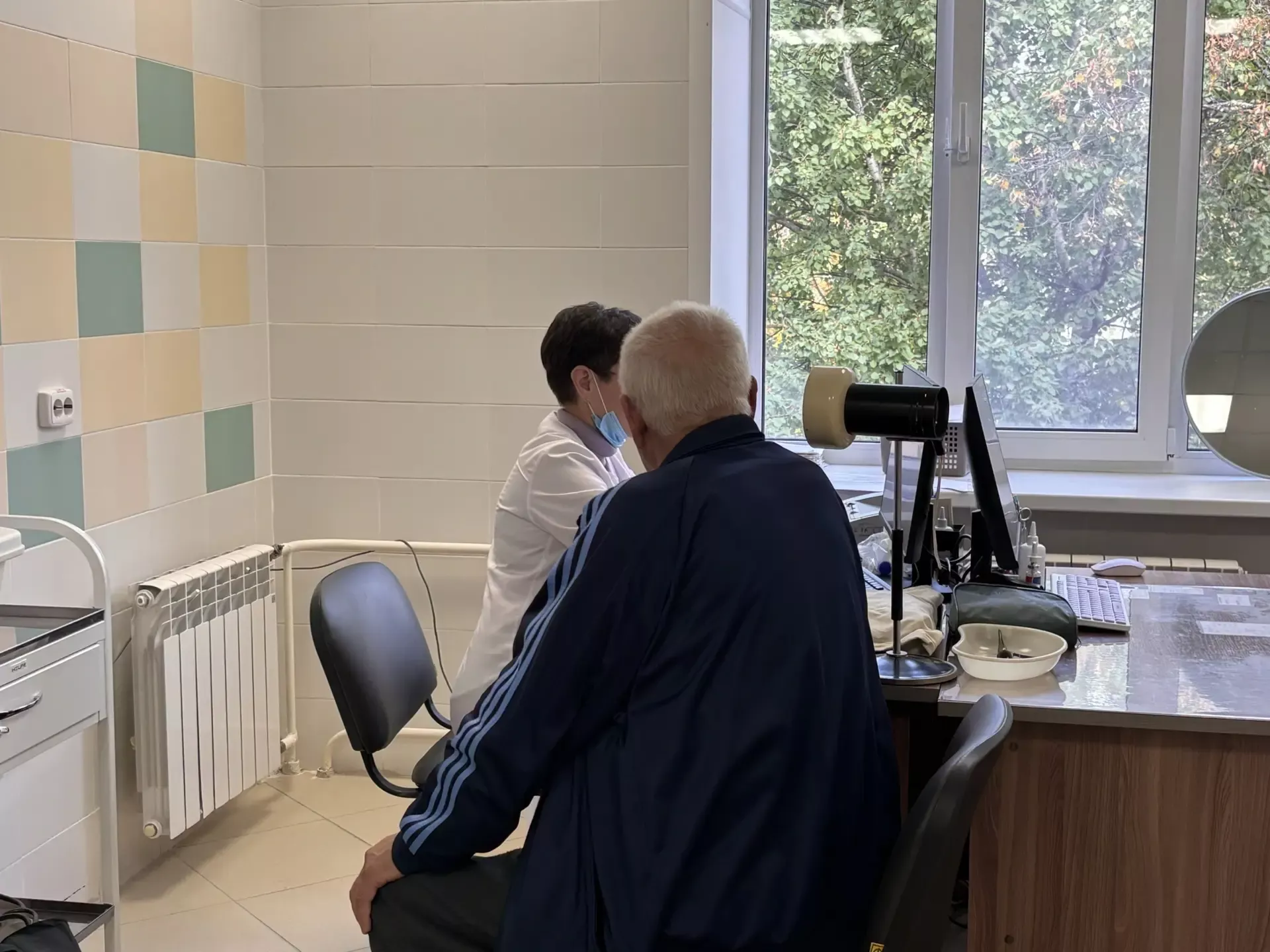 РКБ белгечләре Яшел Үзәнгә ишетү аппаратлары тапшыру һәм урында инструктаж үткәрү өчен килде
