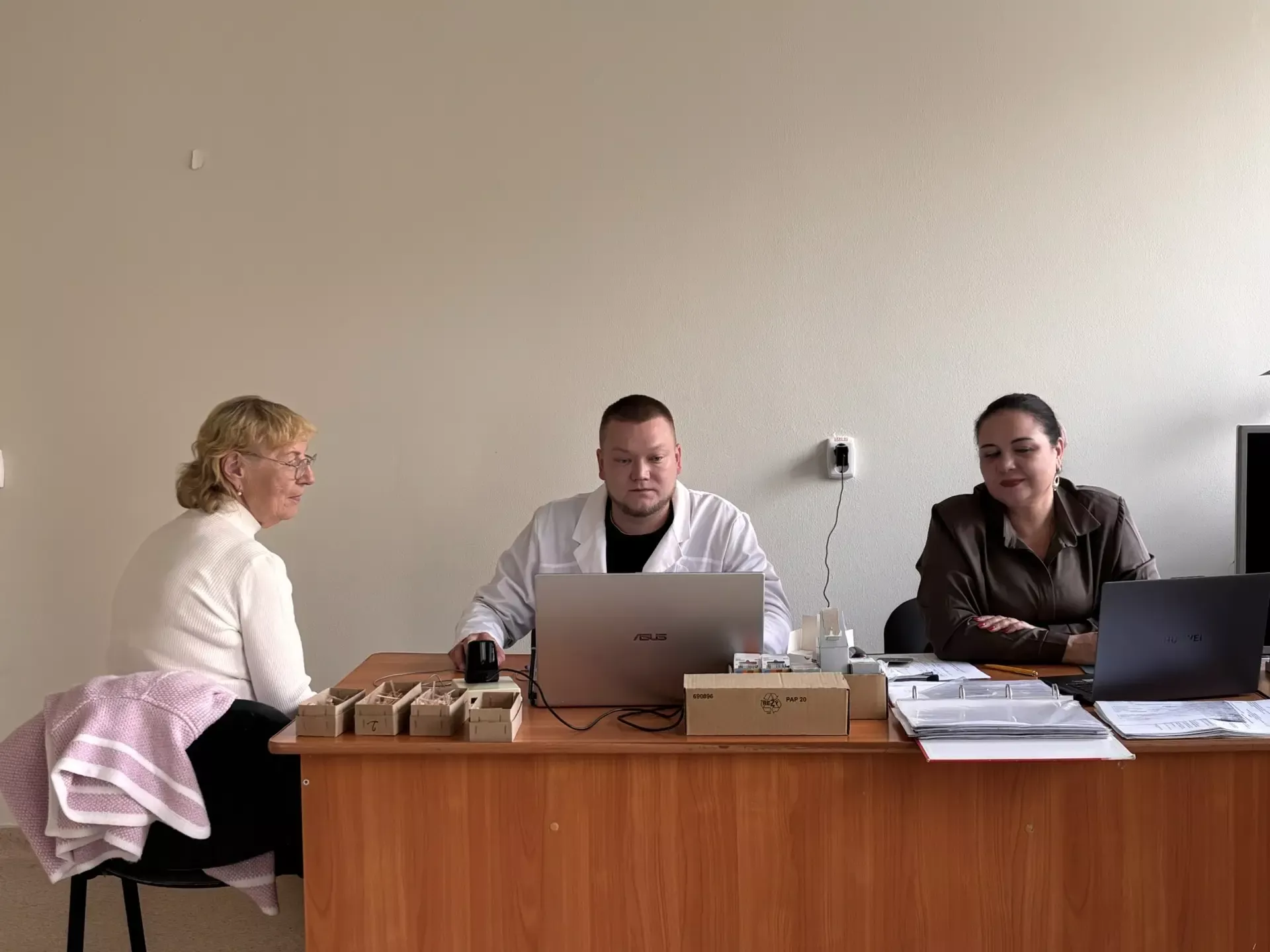 РКБ белгечләре Яшел Үзәнгә ишетү аппаратлары тапшыру һәм урында инструктаж үткәрү өчен килде