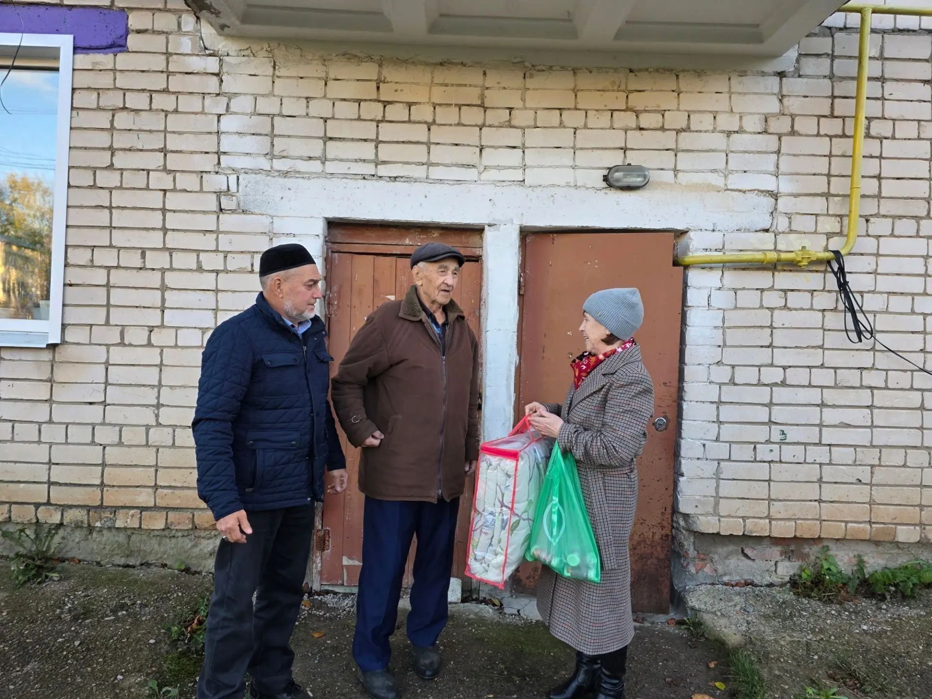 Бишнә авылының иң өлкән кешесен 90 яшьлек юбилее белән котладылар