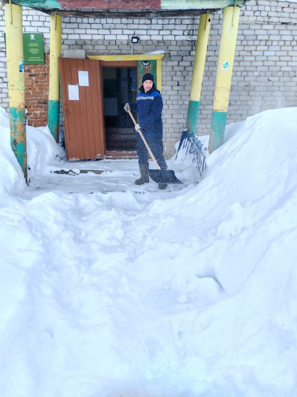 Олы Шырдан мәдәният йорты мөдире Наҗия Хәсәнова хезмәттәшләре белән бергә кар көри