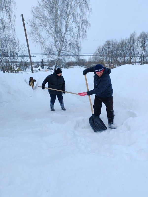 Олы Шырдан мәдәният йорты мөдире Наҗия Хәсәнова хезмәттәшләре белән бергә кар көри