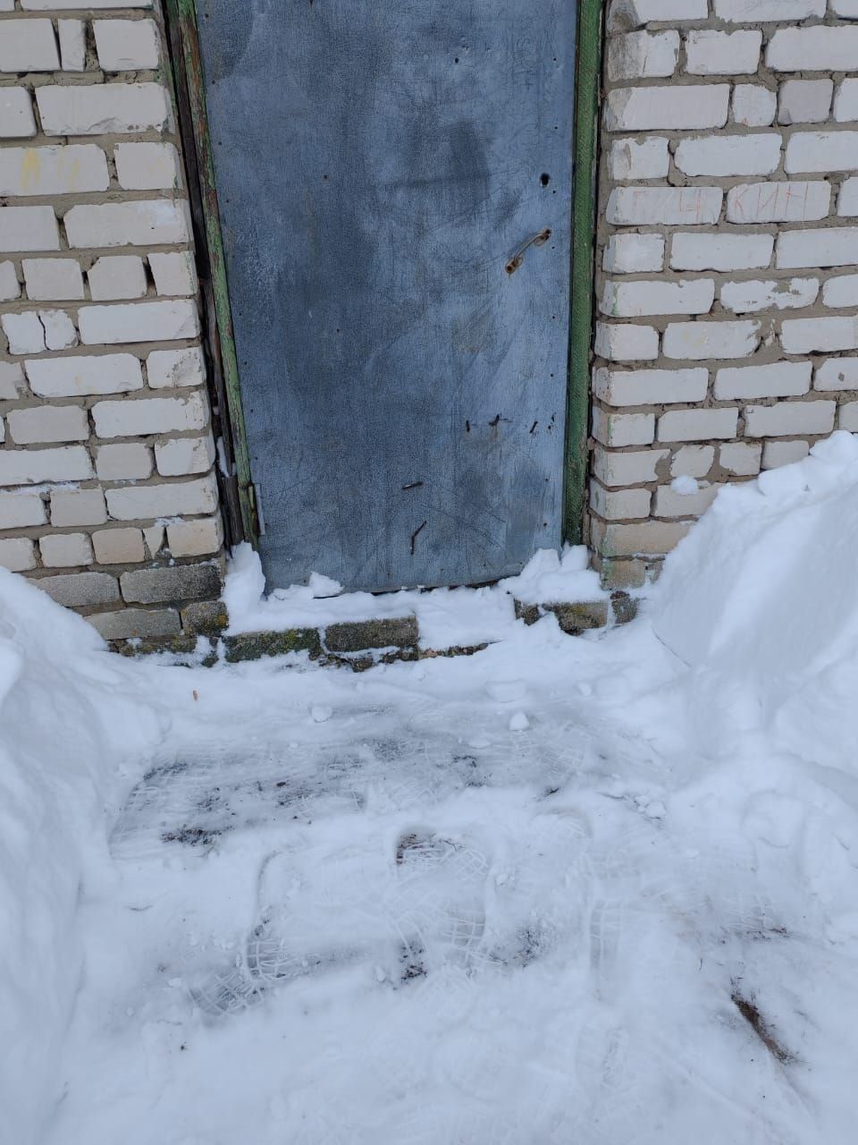 Олы Шырдан мәдәният йорты мөдире Наҗия Хәсәнова хезмәттәшләре белән бергә кар көри