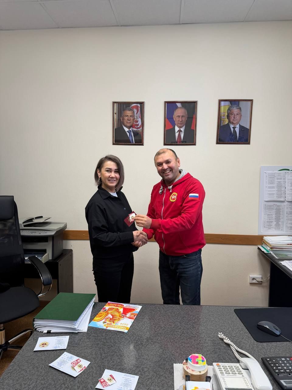 Документлар әйләнеше һәм гражданнар мөрәҗәгатьләре белән эшләү бүлеге хезмәткәрләренә лаеклы ГТО билгеләрен тапшырдылар