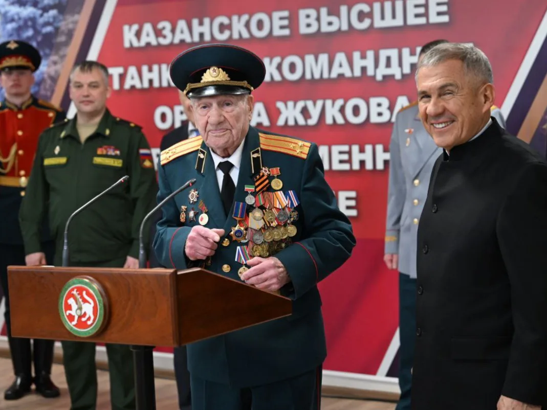 Рөстәм Миңнеханов ветеранның 100 еллык юбилеена «Дуслык» орденын тапшырды