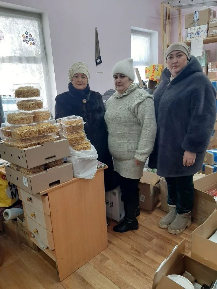 Олы Шырдан авылының уңган кызлары МХОда катнашучы егетләребезгә чәк-чәк әзерләде