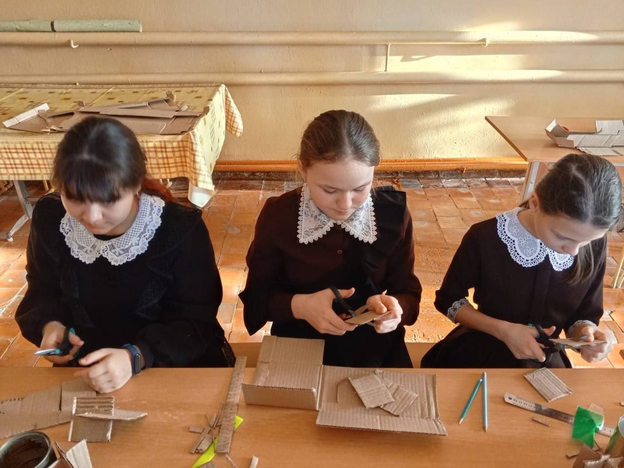 Усман Әлмиев исемендәге Акъегет төп гомуми белем бирү мәктәбендә окоп шәмнәре ясау тукталмый