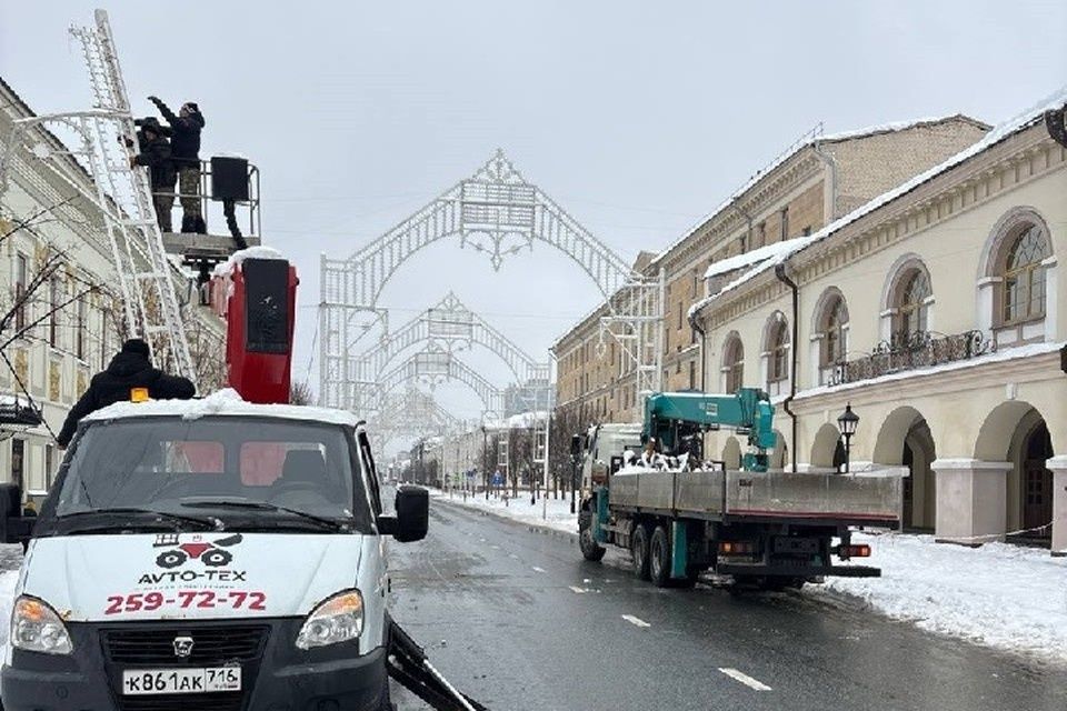 Казан үзәгендә кар күп булу сәбәпле, Яңа ел аркасы ишелгән