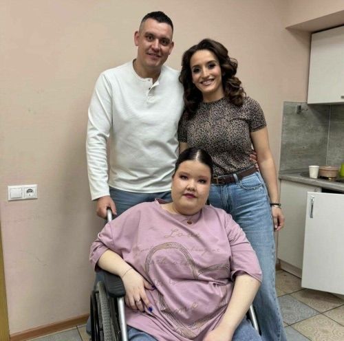 Зөлфирә һәм Алмаз Мирзаяновлар физик мөмкинлекләре чикле кызга бәйрәм бүләк итте