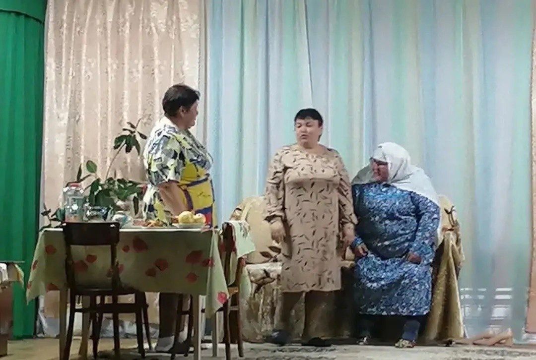 Гөлшат Мөхәммәтшина пьесасы буенча спектакль: Карашәм авылы артистлары сәхнәдә чын осталык күрсәтте