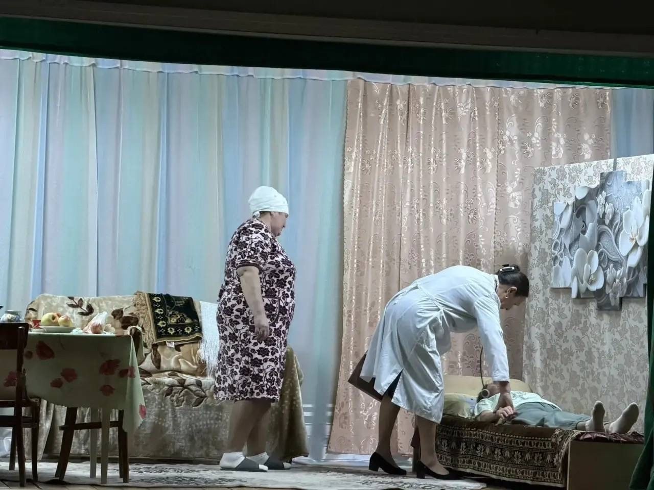 Гөлшат Мөхәммәтшина пьесасы буенча спектакль: Карашәм авылы артистлары сәхнәдә чын осталык күрсәтте