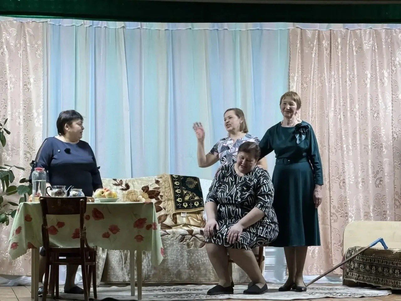Гөлшат Мөхәммәтшина пьесасы буенча спектакль: Карашәм авылы артистлары сәхнәдә чын осталык күрсәтте