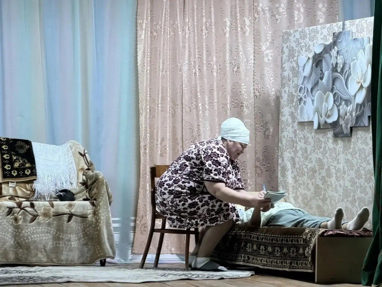 Гөлшат Мөхәммәтшина пьесасы буенча спектакль: Карашәм авылы артистлары сәхнәдә чын осталык күрсәтте