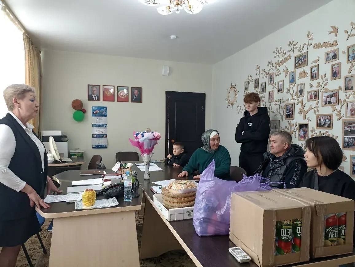 Игелекле кунаклар: Асман Ильнар улы Норлат балалар йортына бүләкләр алып килде