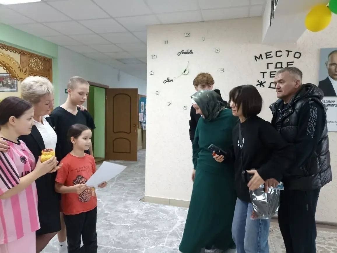 Игелекле кунаклар: Асман Ильнар улы Норлат балалар йортына бүләкләр алып килде