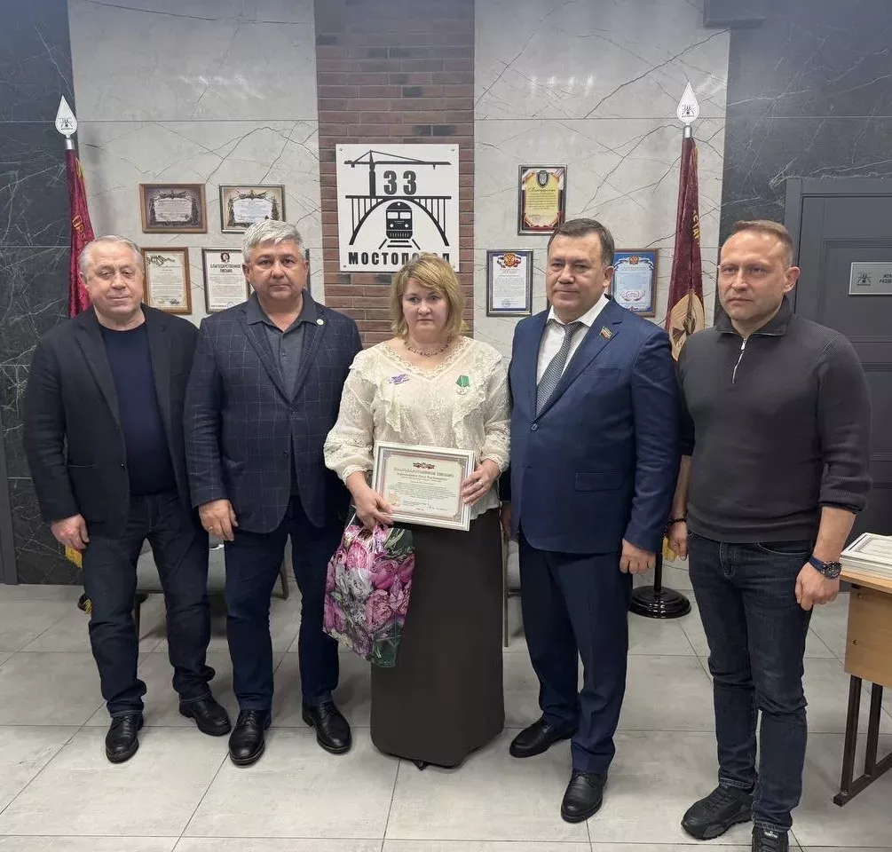 Волонтер хатын-кызларга лаеклы бүләкләр тапшырылды