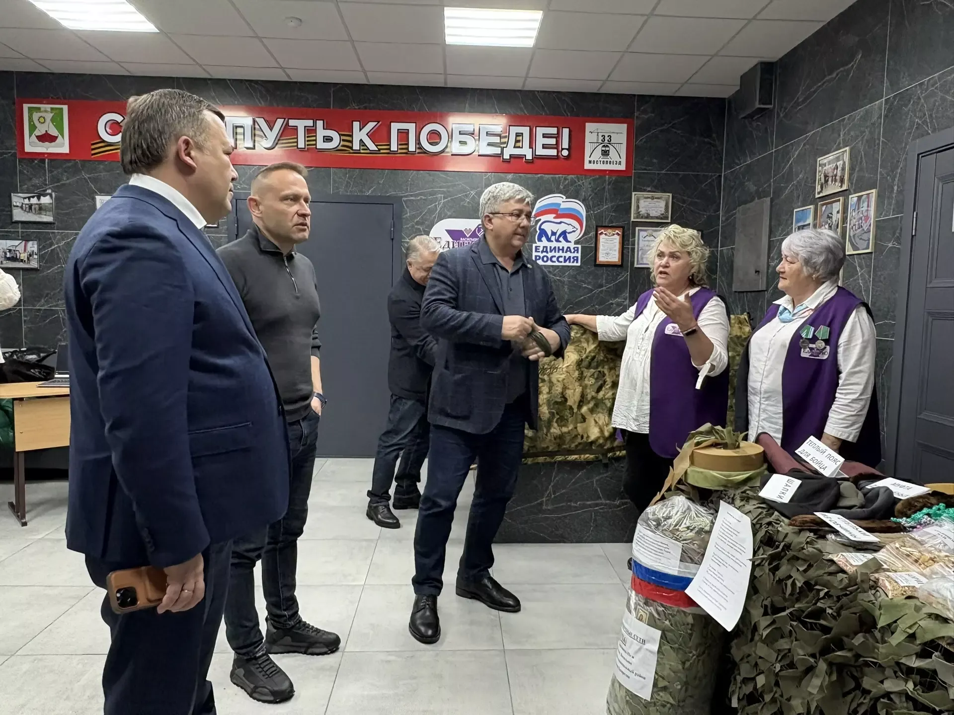 Волонтер хатын-кызларга лаеклы бүләкләр тапшырылды