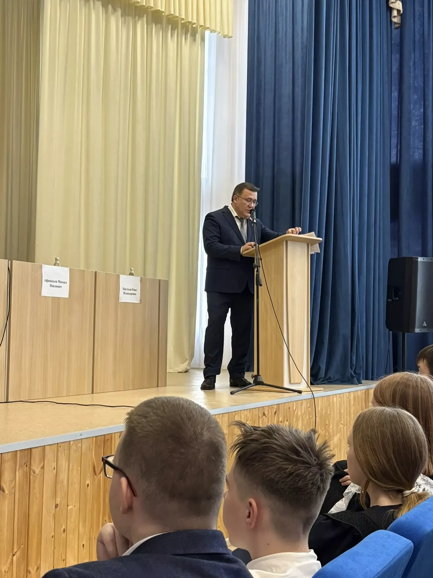 Васильевоның 2нче лицеенда ТР Дәүләт Советы депутаты Ренат Мистахов һәм Яшел Үзән районы башлыгы Михаил Афанасьев катнашында парламент дәресе узды