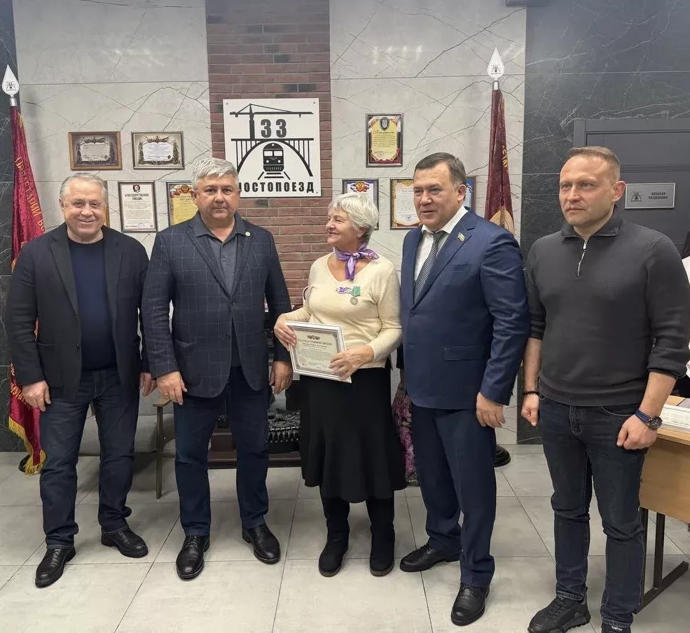 Волонтер хатын-кызларга лаеклы бүләкләр тапшырылды