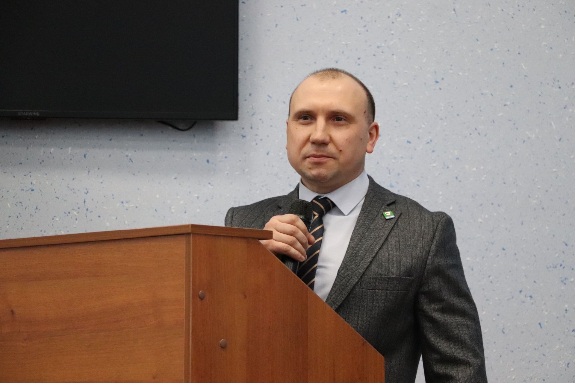 Яшел Үзәндә эчке эшләр органнарында хезмәт итүче хатын-кызларны тәбрикләделәр