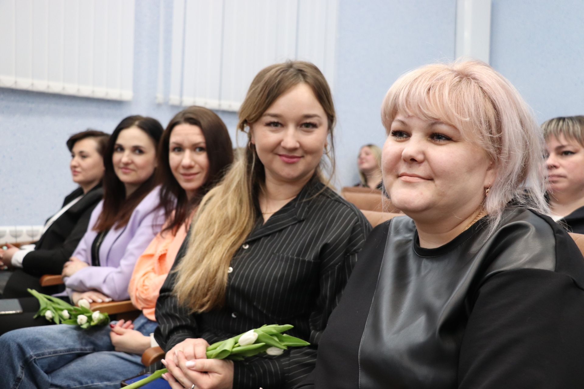 Яшел Үзәндә эчке эшләр органнарында хезмәт итүче хатын-кызларны тәбрикләделәр