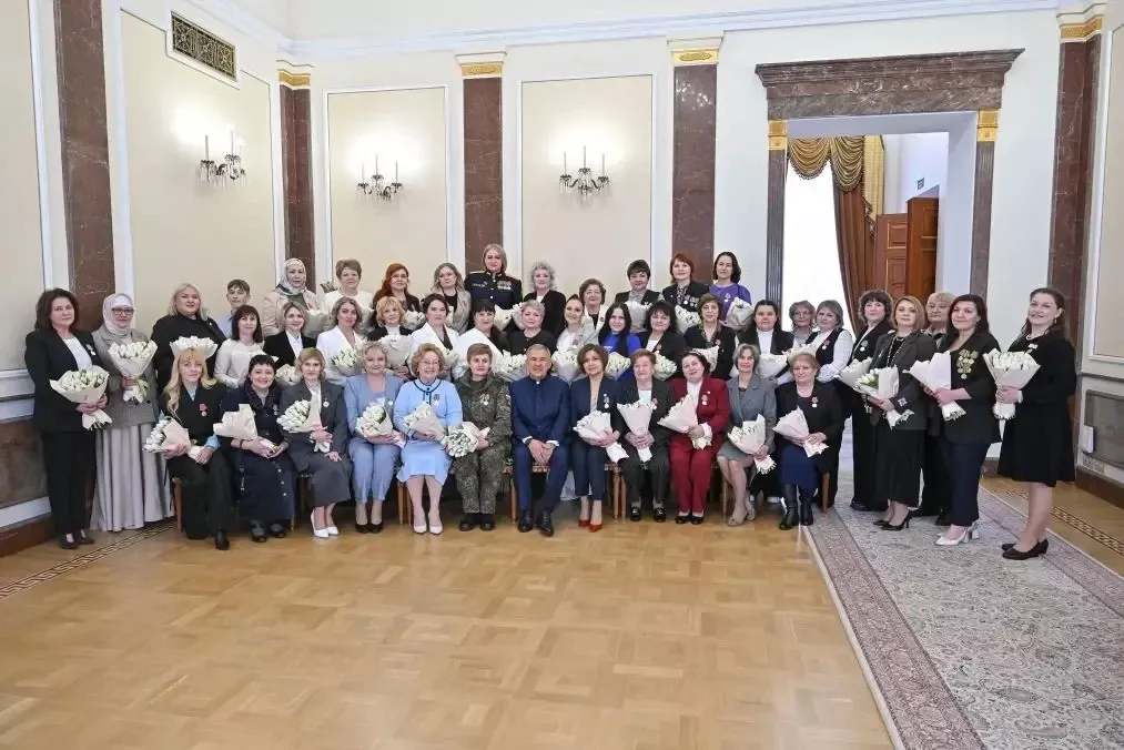 Рөстәм Миңнеханов 18нче лицей директоры Яна Кибецка дәүләт бүләге тапшырды