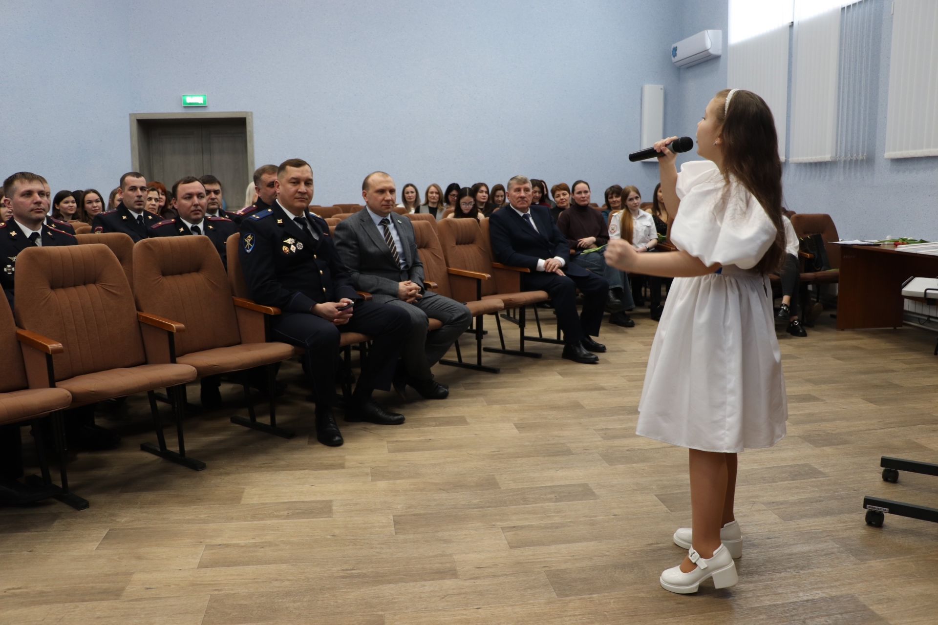 Яшел Үзәндә эчке эшләр органнарында хезмәт итүче хатын-кызларны тәбрикләделәр