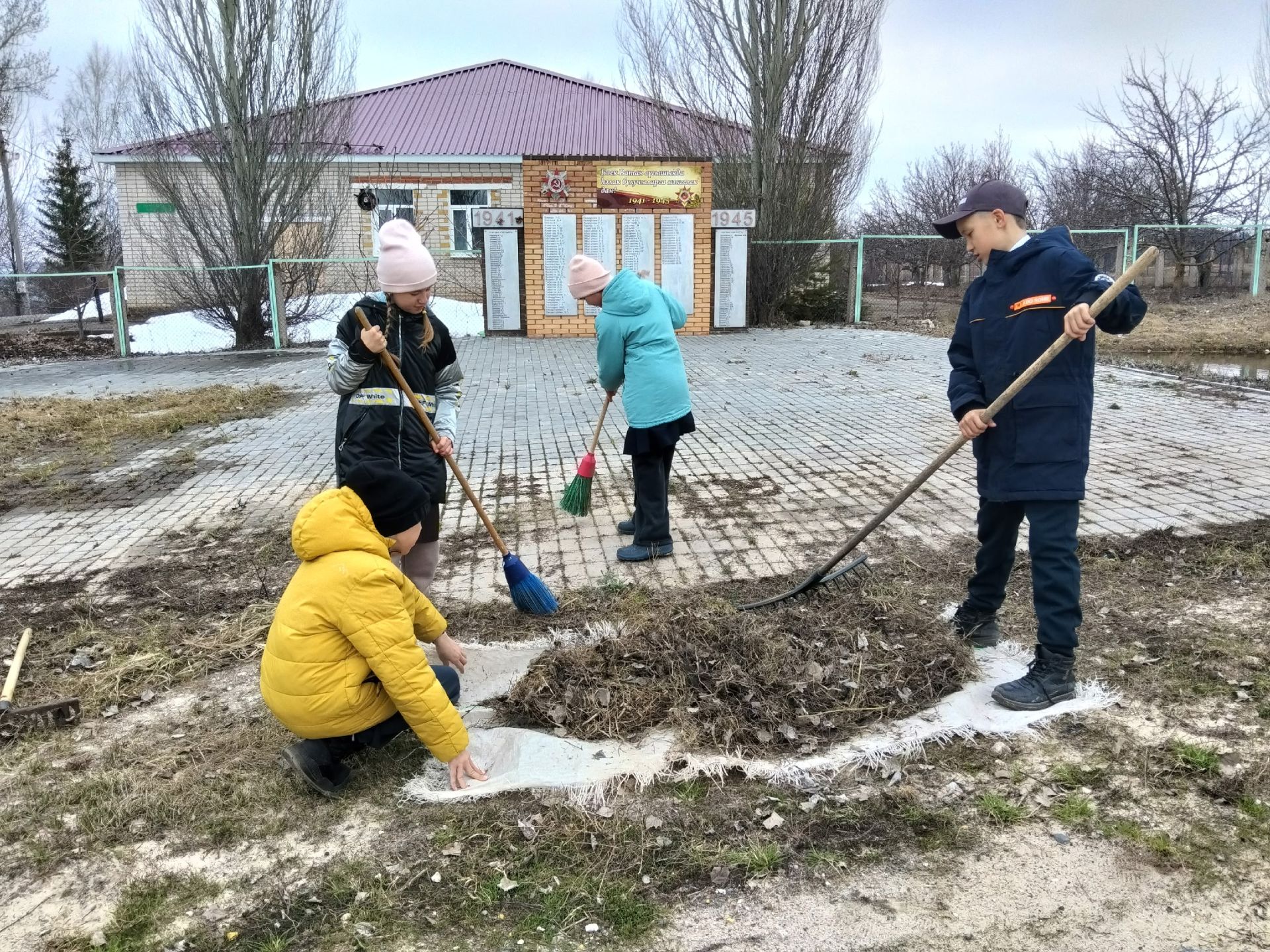 Һәйкәлләрне тәртиптә тоту – безнең изге бурычыбыз: Акъегет авылында өмә узды