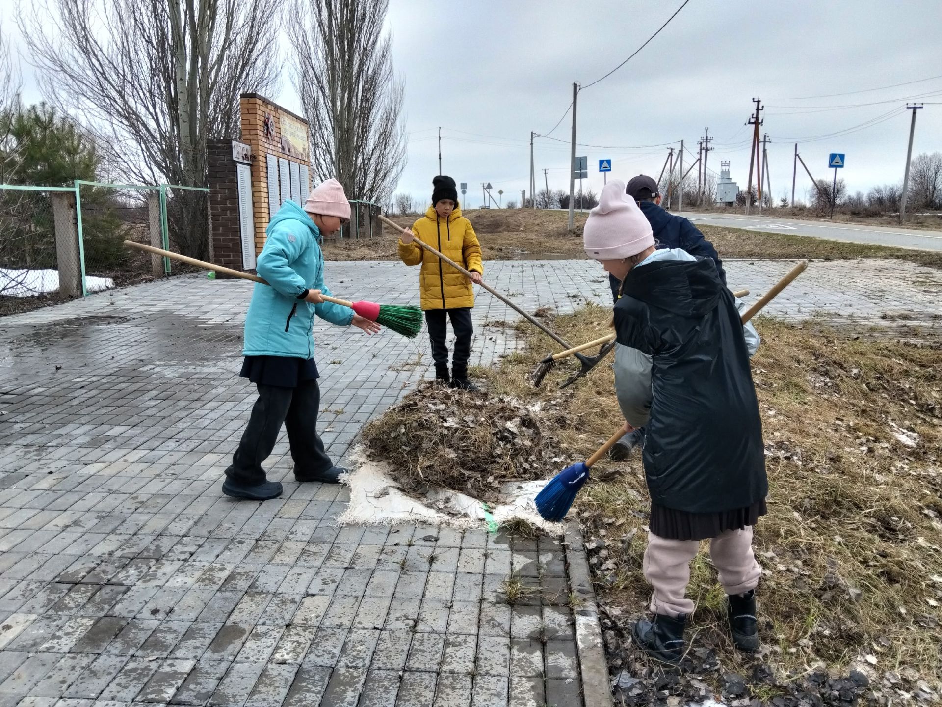 Һәйкәлләрне тәртиптә тоту – безнең изге бурычыбыз: Акъегет авылында өмә узды