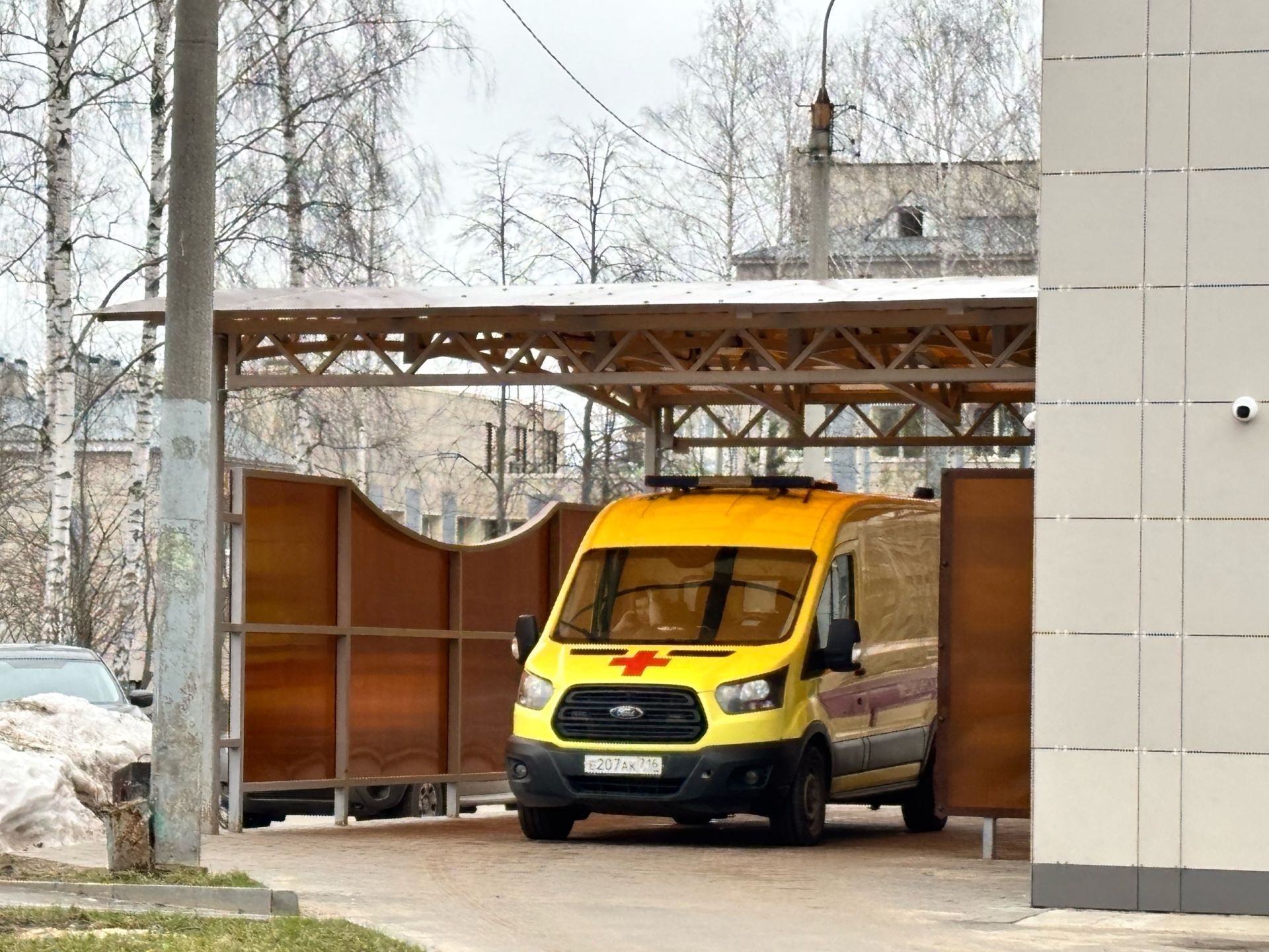 18 атналык йөклелеге булган кыз әнисе аркасында хастаханәгә эләккән