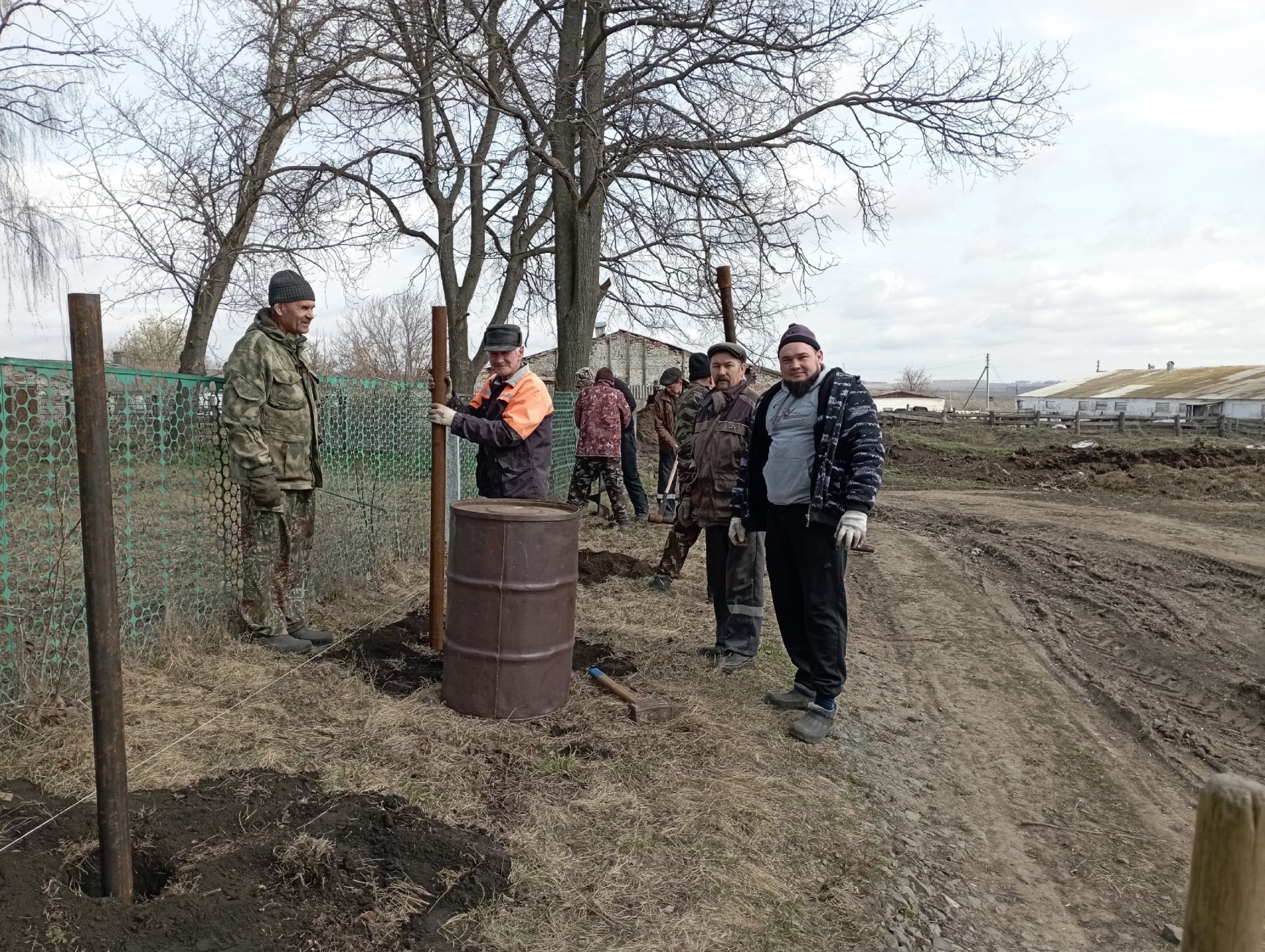 Күгәй авылында Морза урамы зиратын төзекләндерә башладылар