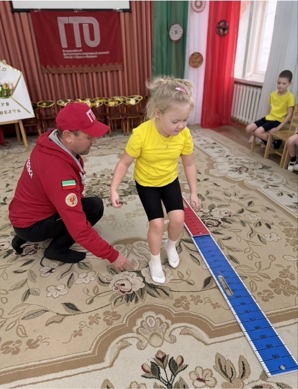 «Красная Шапочка» балалар бакчасы әзерлек төркеме тәрбияләнүчеләре һәм хезмәткәрләре ГТО нормативлары тапшырды
