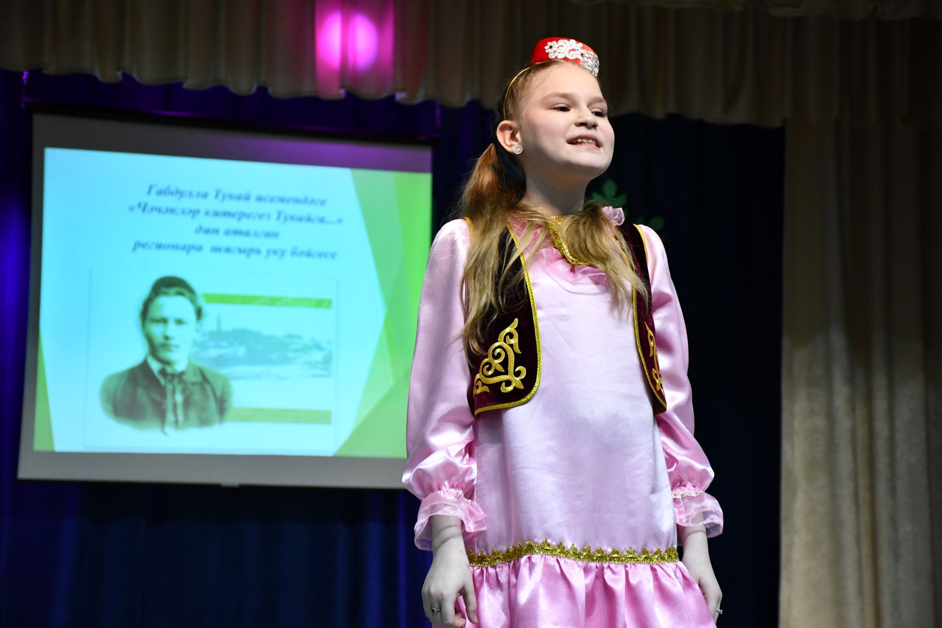 Әйшә гимназиясендә «Чәчәкләр китерегез Тукайга...» дигән шигырь уку бәйгесе узды