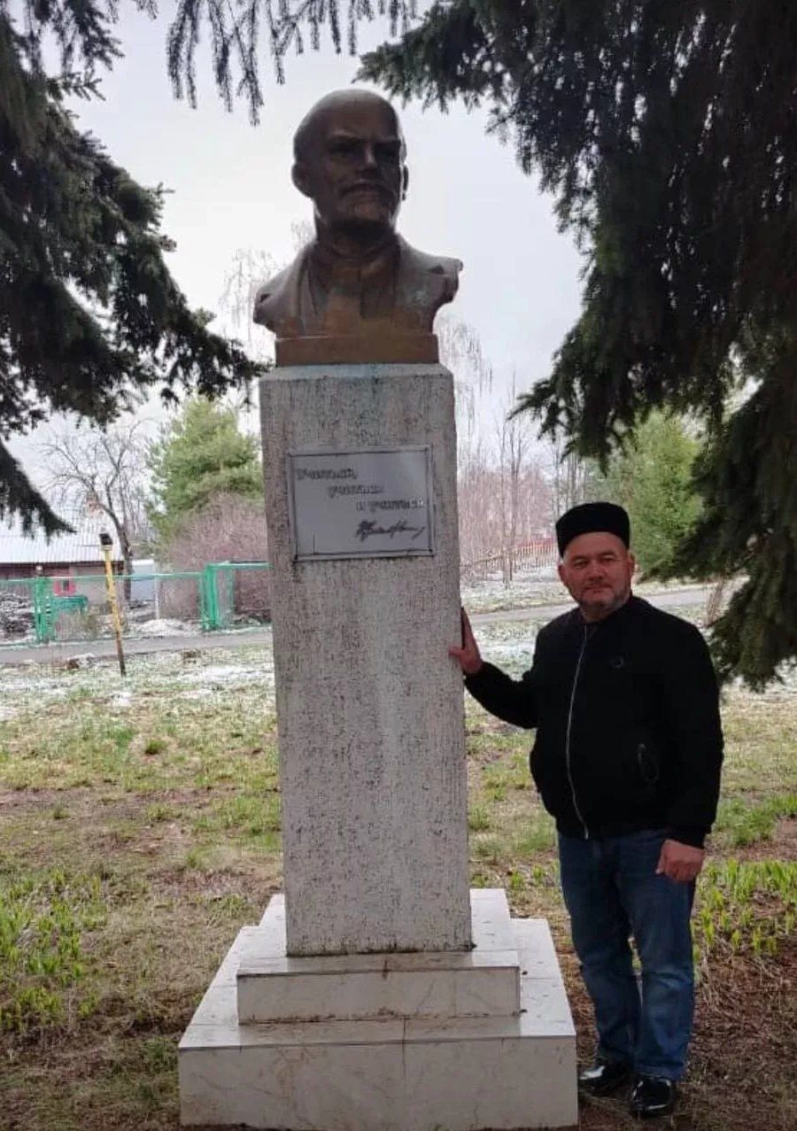 Бүген — дөнья пролетариаты юлбашчысы Владимир Ильич Ленинның туган көне
