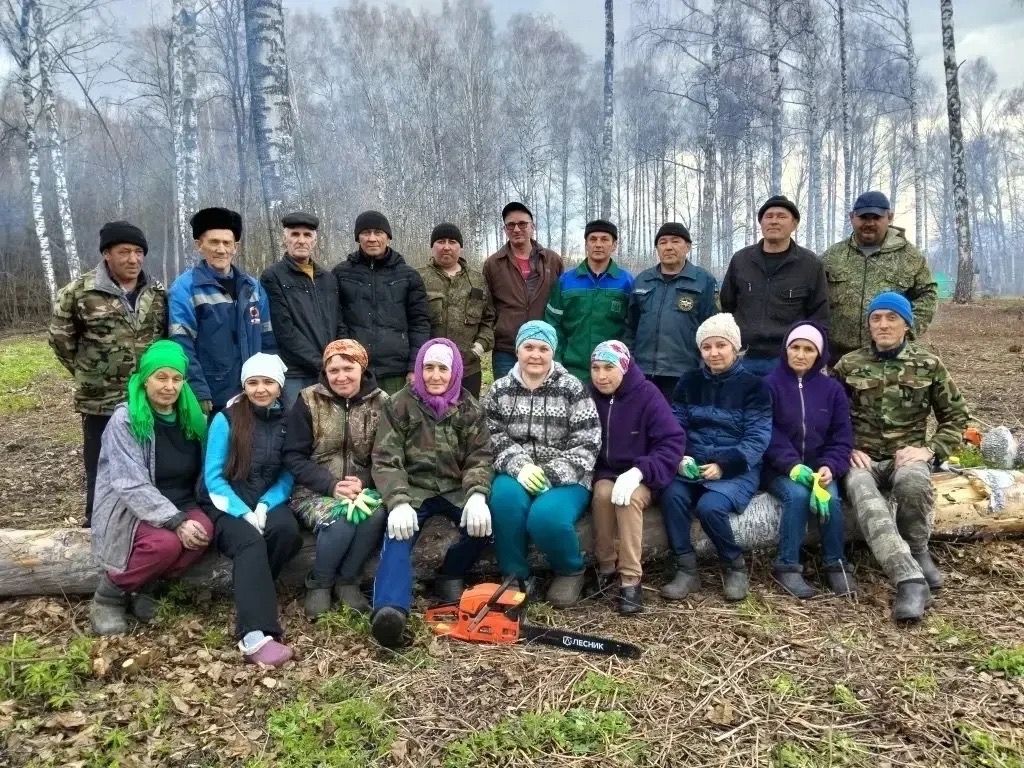Акъегет авылы халкы зиратта өмәгә чыкты