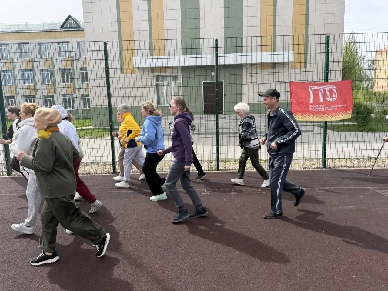 Үрнәк алыгыз: Маскировка челтәрләре үрүче волонтерлар ГТО нормативларын тапшырды