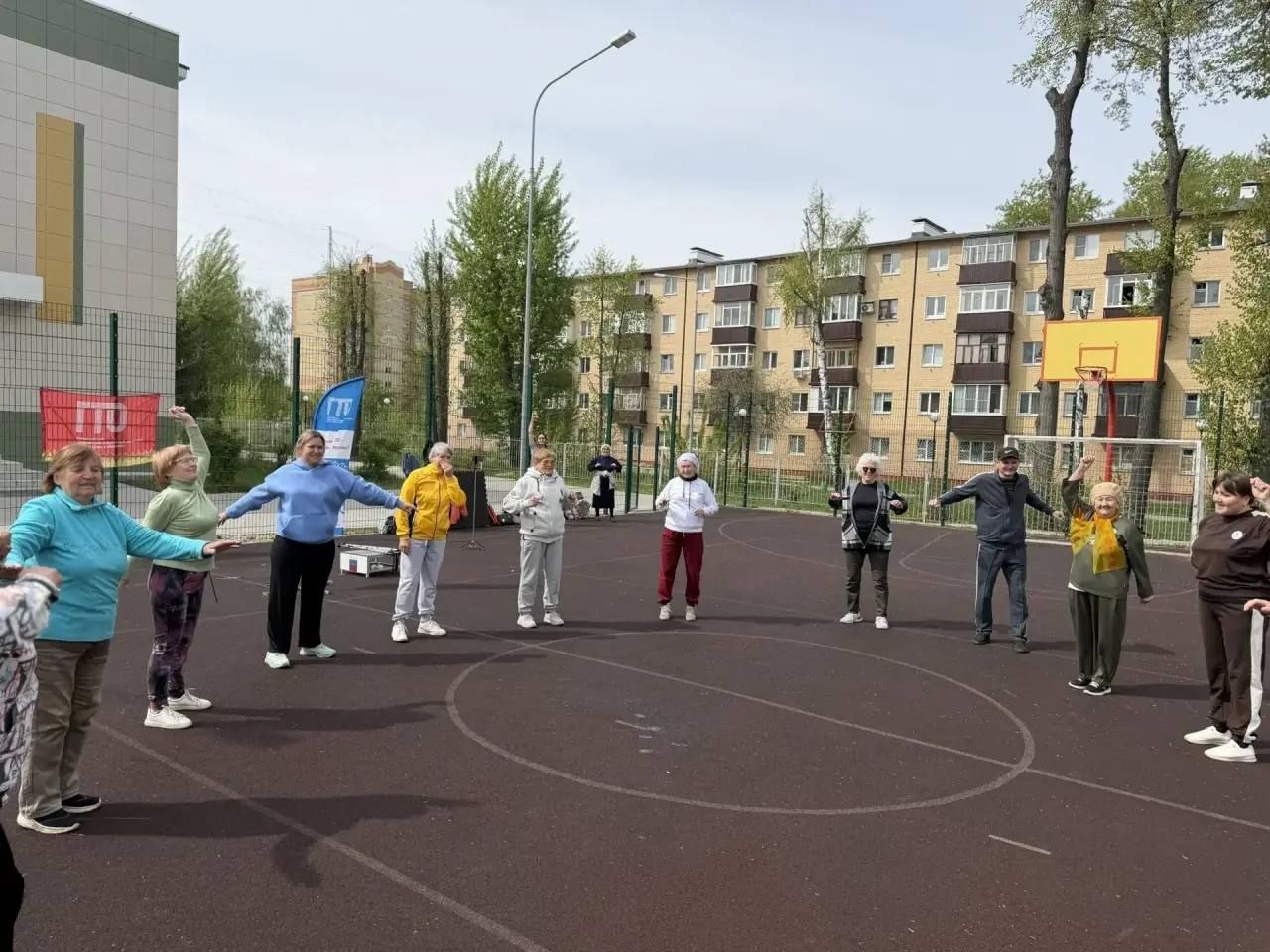 Үрнәк алыгыз: Маскировка челтәрләре үрүче волонтерлар ГТО нормативларын тапшырды