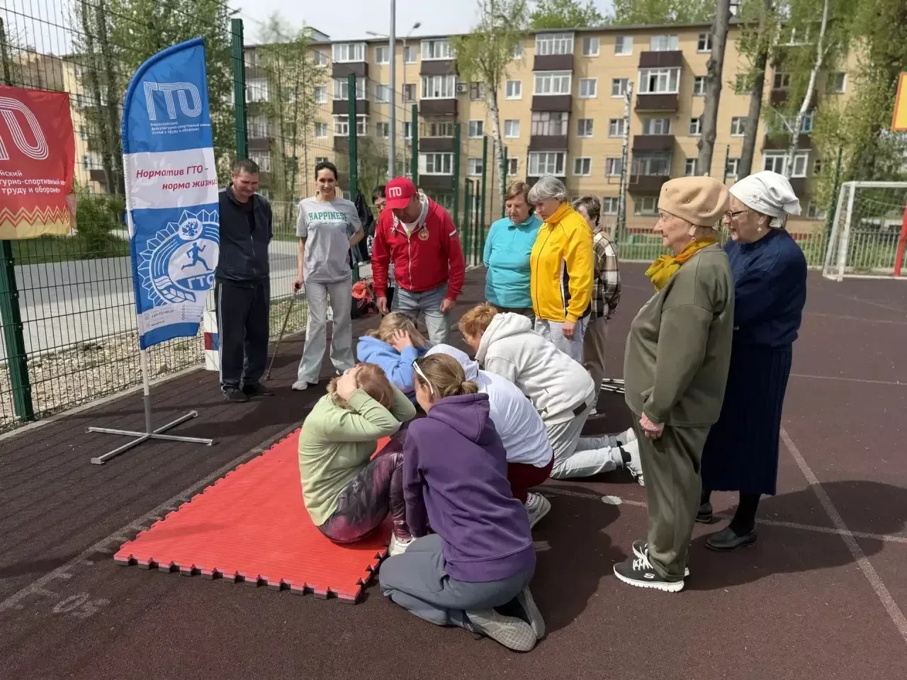 Үрнәк алыгыз: Маскировка челтәрләре үрүче волонтерлар ГТО нормативларын тапшырды