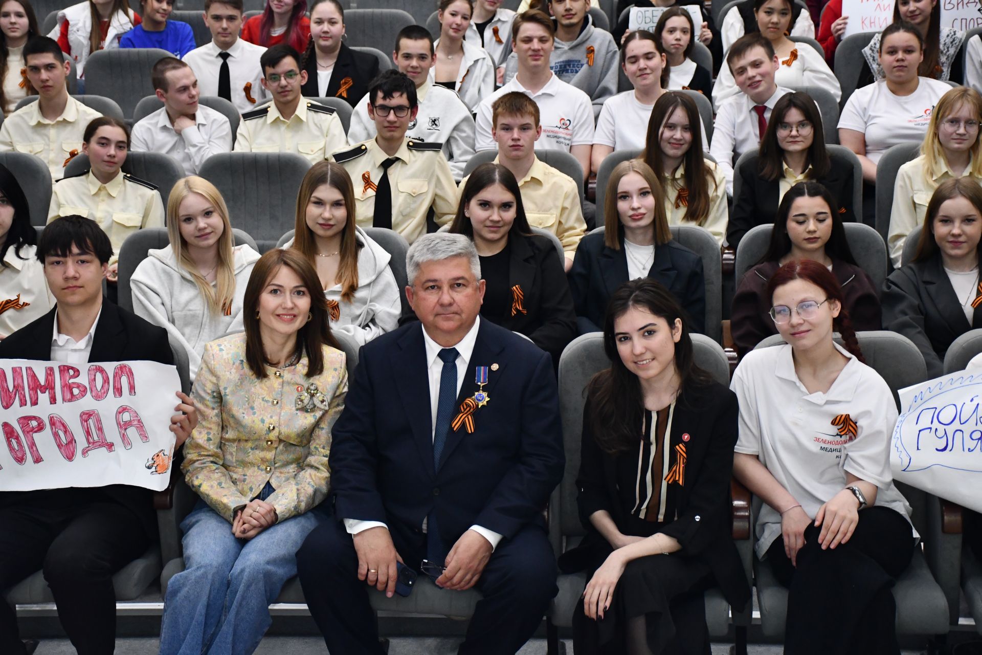 «Космодром гына сорамагыз»: Яшел Үзән башлыгының балалар белән ихлас әңгәмәсе
