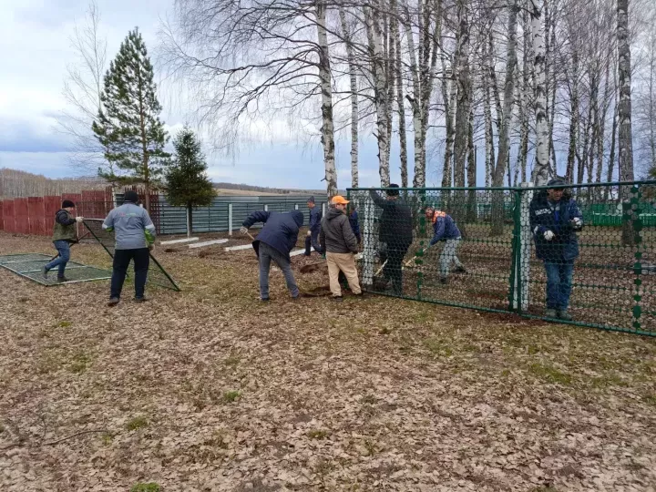 Авыл зиратлары ялт итә, шәһәрнекеләр — чүпкә батып ята