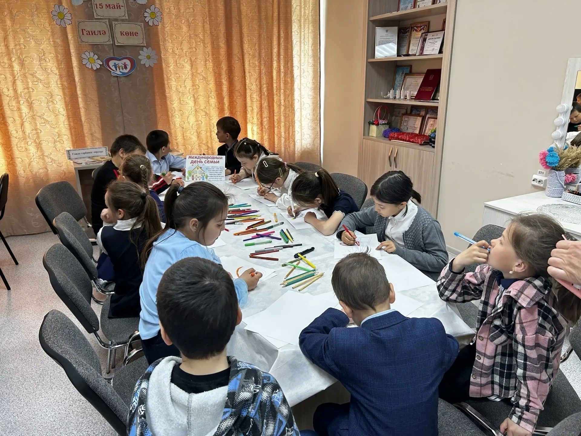 Гаилә — тормышның иң зур байлыгы: Татар Танае мәдәният йортында рәсем ясау чарасы узды