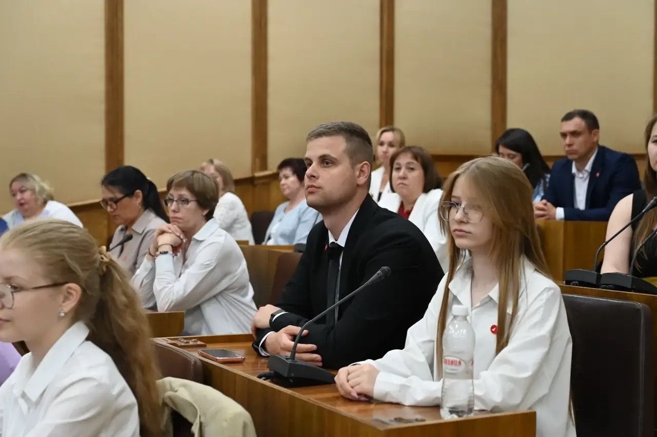 «Беренчеләр хәрәкәте»нең яшьләргә патриотик тәрбия бирүдәге роле: Татарстан Дәүләт Советында фикер алыштылар