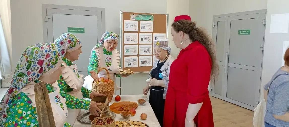 Татарлар ничек кунак каршылый? Кече Шырдан авылына Бөтендөнья татар конгрессы килде