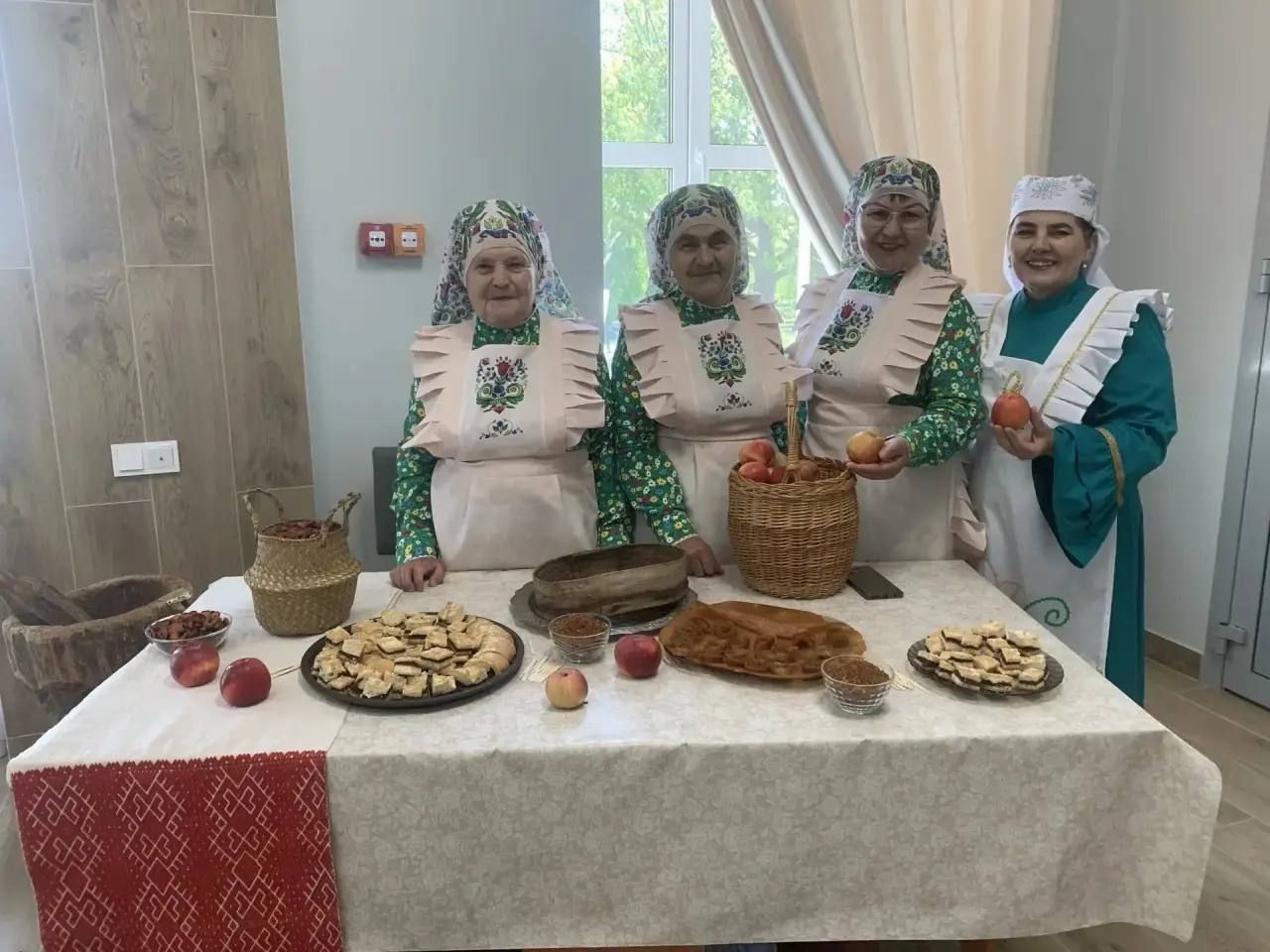 Татарлар ничек кунак каршылый? Кече Шырдан авылына Бөтендөнья татар конгрессы килде